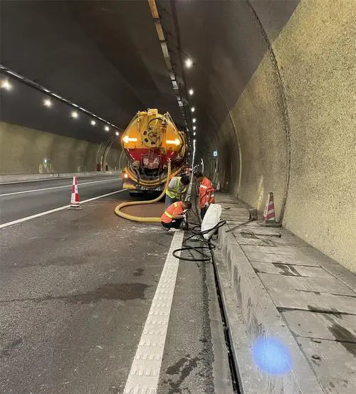 乐昌隧道排水渠清淤